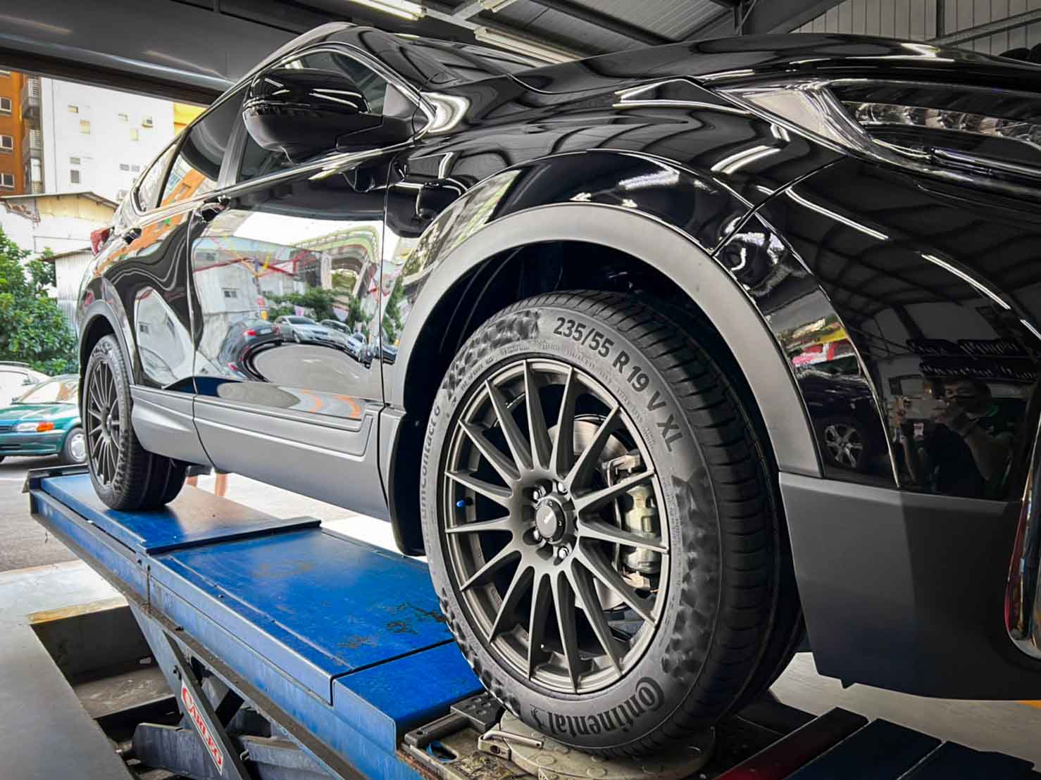 2021年式HONDA CRV 5.5代 新車跑了17公里，就來輪胎鋁圈升級！升級項目：19吋KONIG N780輕量化旋壓鋁圈+馬牌輪胎PC6 235/55R19，四輪四圈升級。安裝於車寶貝汽車百貨北屯店。感謝車主對我們的支持與肯定，輪胎鋁圈更換，安心交給車寶貝！