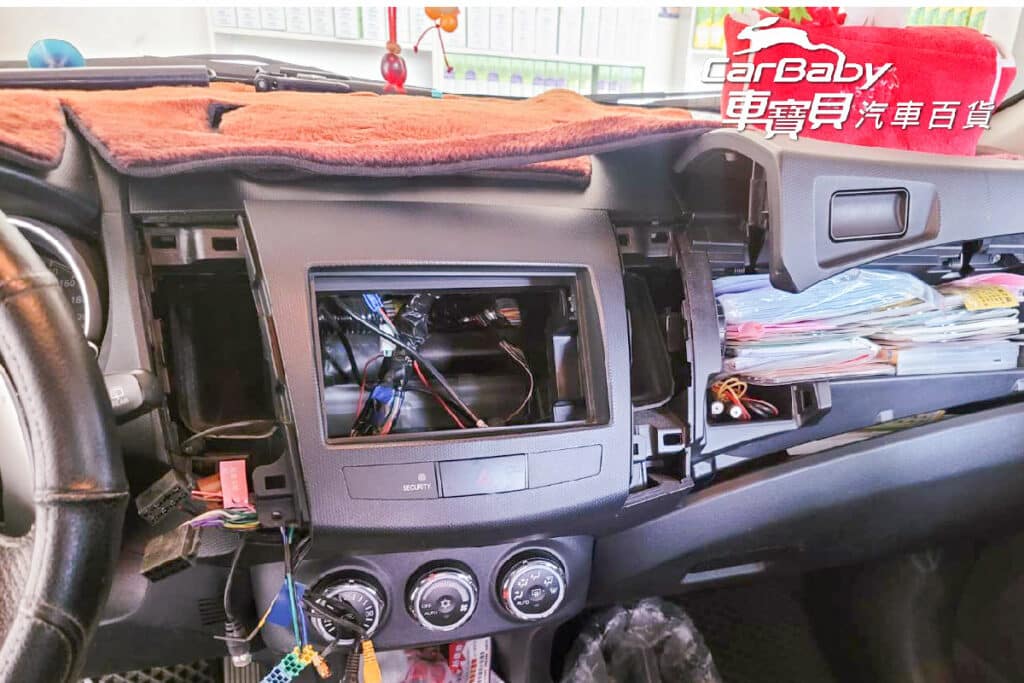 MITSUBISHI 三菱OUTLANDER 升級 MBQ 8核心4+64G安卓環景一體機 B69，安裝於車寶貝汽車百貨大里店，規格：高速8核心，4G(RAM) / 64G(ROM) 選配環景系統：B69 環景一體機 Phone play：B68 / B69 支援無線Phone play 最新安卓系統10.0 獨家T LINK-適用蘋果/安卓手機使用 超級IPS屏-720P-全觸控電容屏液晶螢幕 解析更高階1280*720 雙層鋼化玻璃，支援APP左右分屏顯 PRO DSP 48 段DSP數位音效處理 支援 WIFI / 手機熱點分享(2.4G/5G) 內建聲控功能-OK GOOGLE 主機為秒開機方案 正版導航王導航系統(A5I 2D) /WAZE /Google Map導航系統，三種導航系統