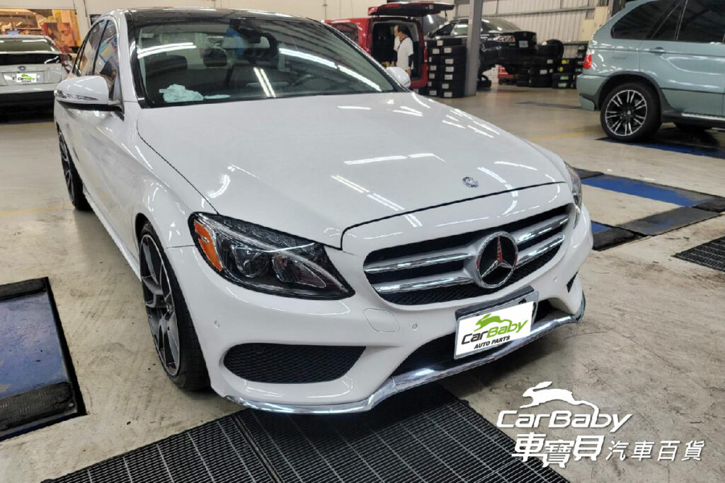 Mercedes-Benz 賓士W205 C300 升級 四輪四圈：19吋倍耐力輪胎PZ4 225/40R19 & 255/35R19 + AMG輕量化鋁圈，安裝於車寶貝汽車百貨五權西店。倍耐力輪胎PZ4 除了承襲P ZERO追求高性的操控性、乾濕抓地力、橫向穩定性(側應力支撐剛性)與循跡性外，更針對了舒適、寧靜、抗水飄等做了強化，讓車主更能動靜自如