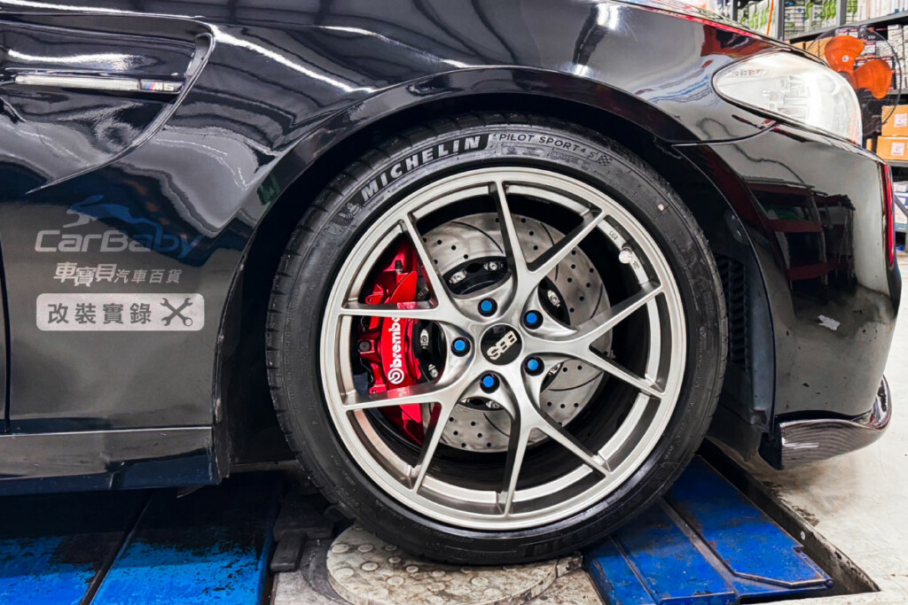 寶馬-BMW-535i-升級-義大利🇮🇹-brembo_ZL1_大六卡鉗+380mm+劃線打孔浮動碟盤+正廠brembo來令片+米其林-PS4s-前後配頂級性能胎-07 輪胎 六活塞卡鉗 義大利製造